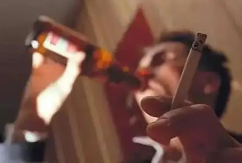 酗酒产生的酒精中毒可能损伤精子,造成精子畸形率增高