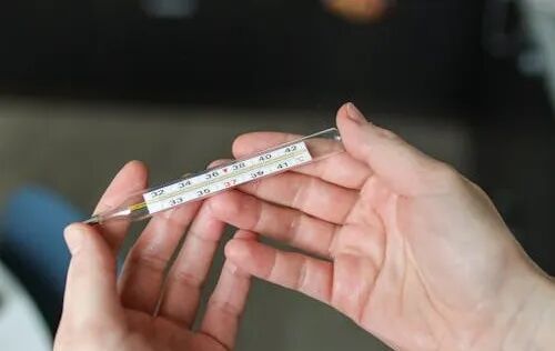 这种方法的原理是：排卵后，女性体内孕激素水平升高，会让基础体温上升0.3-0.5℃，并持续到下次月经来潮。